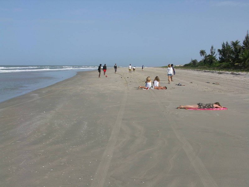 Une plage de déserte de sable fin à perte de vue